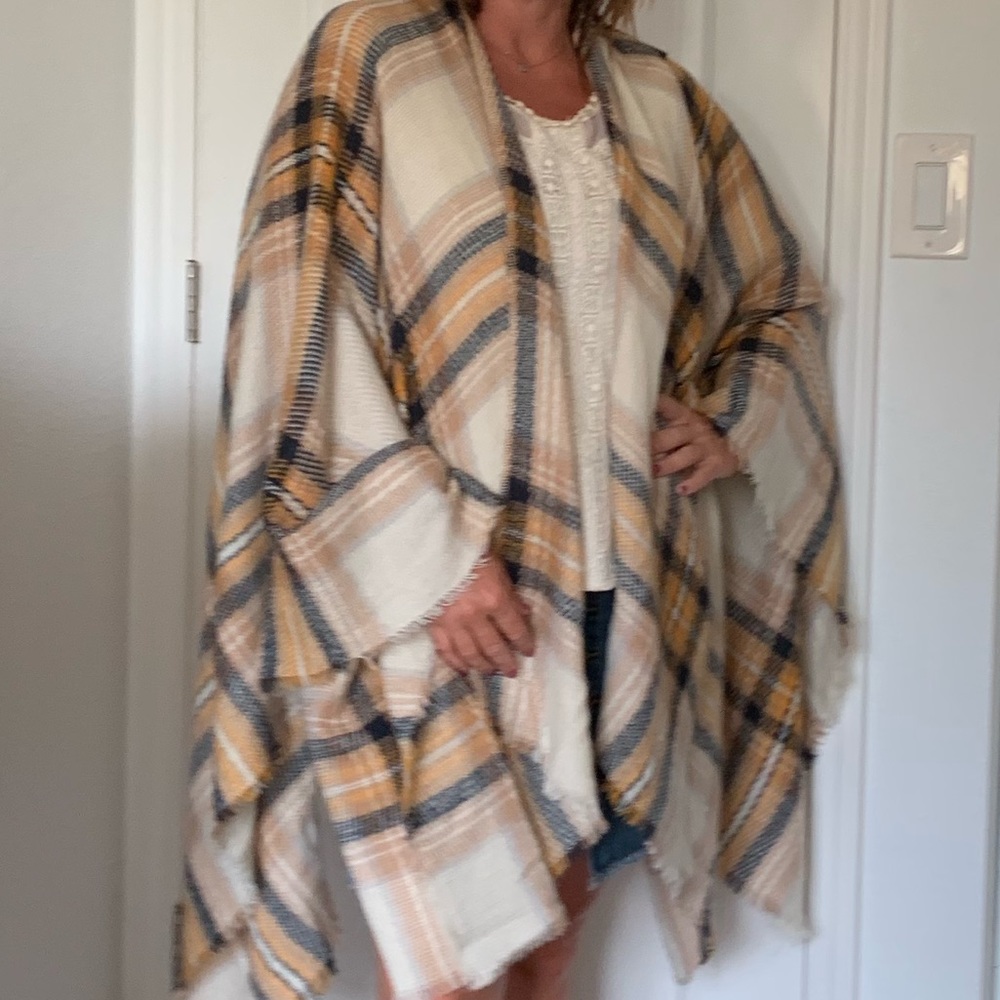 Soft mustard, navy, tan and cream wrap.